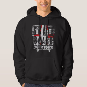 Stadtskateboard hinzufügen auf schwarz gestresstes hoodie