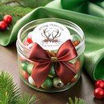 Stag Merry Christmas Botanical Runder Aufkleber<br><div class="desc">Der Stag Frory Christmas Botanical Classic Round Sticker präsentiert ein charmantes, rustikales Design, das sich perfekt für Feierlichkeiten eignet. Im Herzen der Stadt erstreckt sich ein anmutiger Anbeter, der sich elegant nach oben ausdehnt und von üppiger botanischer Vegetation umgeben ist. Die in sanften, gedämpften Aquarelltönen gehaltene Vegetation umfasst zarte Pinienwälder,...</div>