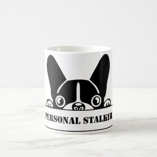 Stalker Frenchie zerteilt Kaffeetasse