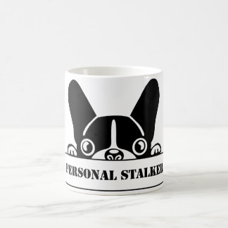 Stalker Frenchie zerteilt Kaffeetasse