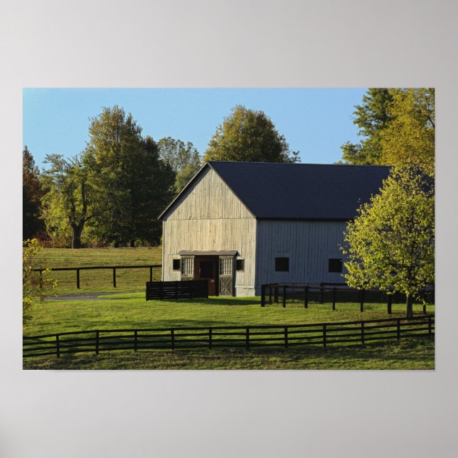 Stall auf einer durchzogenen Pferdefarm bei Sonnen Poster (Vorne)