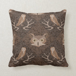 Stall und Hoot Owl über einem braunen Moosmuster Kissen
