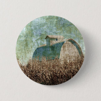 Stall- und Maisfeld in der Nähe der Erntezeit Button