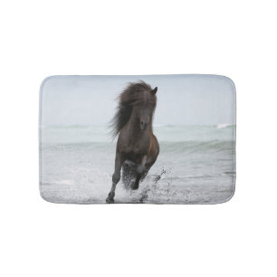 Stallion, der auf Strand Nordatlantik läuft Badematte