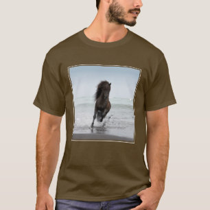 Stallion, der auf Strand   Nordatlantik läuft T-Shirt