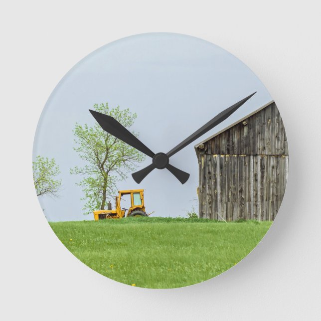 Stallszene mit Traktor Runde Wanduhr (Vorderseite)