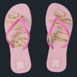 Stamm Flip Flops mit Monogram Typografie<br><div class="desc">Bride Drehte Stamm Flip Flops mit Gold Foil Monogram Typografie für den perfekten Beach Junggeselinnen-Abschied.</div>