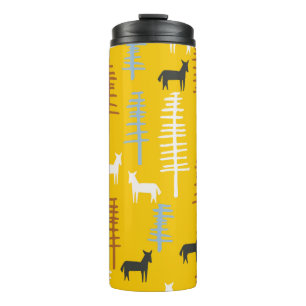 StammesHintergrund mit Pferden und Bäumen, kreativ Thermosbecher
