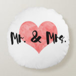 Stamps Heart Rustic Mr. & Mrs. Rundes Kissen<br><div class="desc">Ein geprägtes Herz für Sie und Ihre Liebste. Rustikal,  stilvoll,  süß.</div>