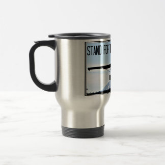 Stand für den Mann in der schwarzen Reise-Tasse Reisebecher