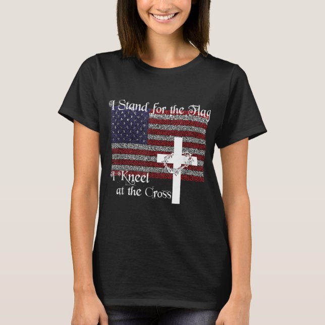 Stand für die Fahne I Kneel bei der Cross Patrioti T-Shirt (Vorderseite)