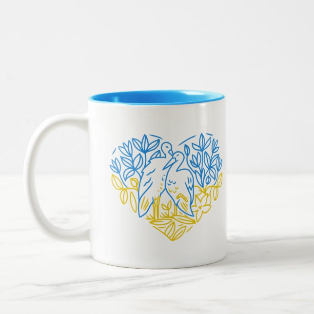 Stand mit der Ukraine-Tasse Zweifarbige Tasse (Links)