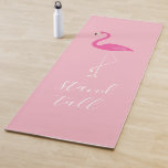 Stand Tall Flamingo Yoga Mat Yogamatte<br><div class="desc">Ein niedlich rosa Flamingo und dekorativer Typ, der hoch steht, dekoriert diese Yogamatmatte auf einem weichen und beruhigenden rosa Hintergrund und ist somit perfekt für den nächsten Yoga-Kurs. Das Sprichwort, hoch stehen, auf dieser Yoga-Matte kann leicht personalisiert sein, zu sagen, was Sie bevorzugen. Die Rückseite dieser Matte ist schlicht weiß,...</div>