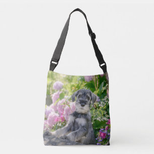 Standard Schnauzer Welpe im blühenden Garten - Tragetaschen Mit Langen Trägern