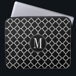 Standardmuster für Schwarz und Weiß-Quatrefolien Laptopschutzhülle<br><div class="desc">Ein klassisches und elegantes Design für jeden. Trendfarben und Monogramme sind erhältlich. Ein Retromuster mit einer modernen Drehung. Elemente können leichter angepasst werden, wenn Sie zuerst den gesamten Text ersetzen. Wenn Ihre Kunst noch angepasst werden muss, klicken Sie auf die Schaltfläche Diese anpassen. Das bringt Sie zu einem Designbereich, wo...</div>