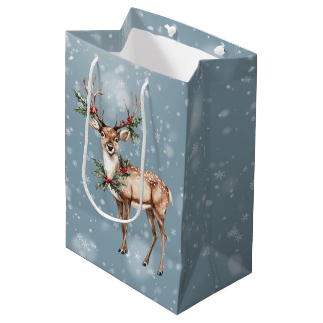 Standing Deer With Christmas Holly and Berries Mittlere Geschenktüte (Vorderseite Schrägansicht)