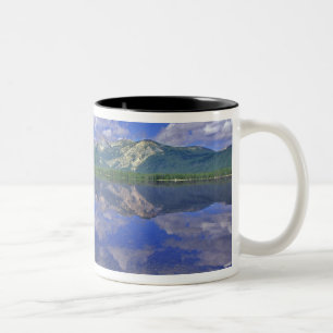Stanley Lake in den Sawtooth Mountains von Idaho Zweifarbige Tasse