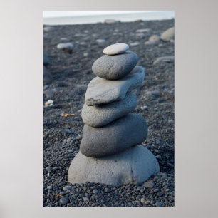 Stapel grauer Felsen am Strand Poster