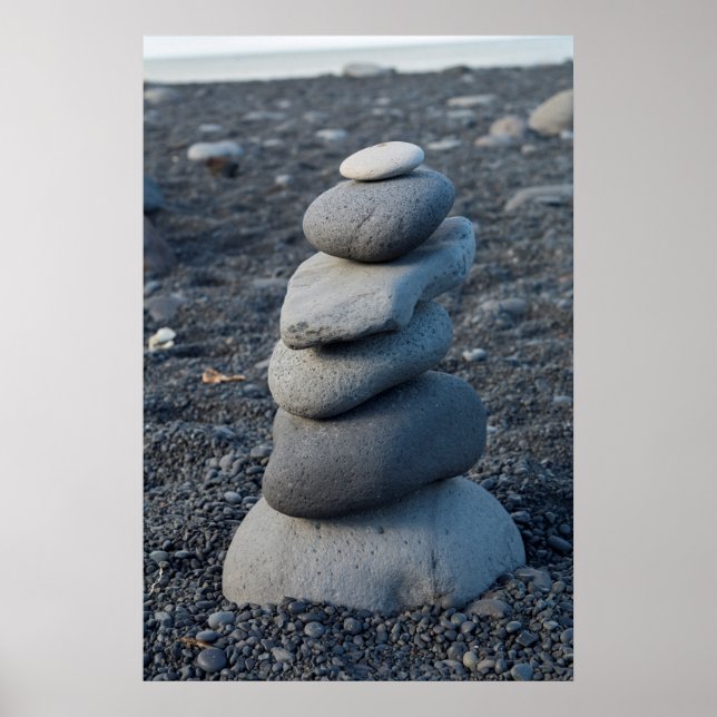 Stapel grauer Felsen am Strand Poster (Vorne)