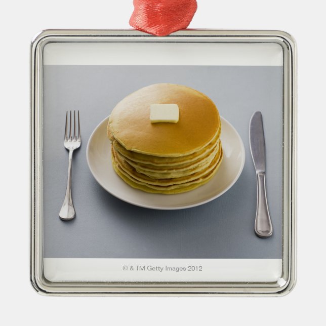Stapel Pfannkuchen mit Butter auf einer Platte Silbernes Ornament (Vorne)