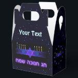 Star Bar Menorah Geschenkschachtel<br><div class="desc">Ein lila und blaues Fraktal-Bild,  mit einem Magen David (Stern von David),  in der Mitte,  als Chanukkah menorah. Die Kerzen wurden angezündet. "Chag Chanukkah Sameach" (Happy Chanukkah) erscheint in leuchtendem Text. Sie können Ihren eigenen zusätzlichen Text hinzufügen. Alles ist auf einem sternigen Hintergrund überlagert.</div>