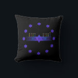 Star Bar Menorah Kissen<br><div class="desc">Ein lila und blaues Fraktal-Bild,  mit einem Magen David (Stern von David),  in der Mitte,  als Chanukkah menorah. Das Motiv wird als Rahmen von 12 Sternen wiederholt. Die Kerzen wurden angezündet.</div>