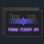 Star Bar Menorah Magnetkarte<br><div class="desc">Ein lila und blaues Fraktal-Bild,  mit einem Magen David (Stern von David),  in der Mitte,  als Chanukkah menorah. Die Kerzen wurden angezündet. Alles auf einem sternigen Hintergrund.</div>