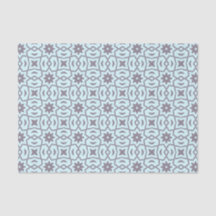 Star-Blume in Grau auf blass blauem Gewebe