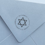 Star der David Round-Rücksendeadresse Permastempel<br><div class="desc">Fügen Sie eine elegante Touch zu all Ihren Ferien Korrespondenz oder Bar und Fledermaus mitzvah Einladungen mit unserer schicken runden Rücksendeadresse Briefmarke,  mit einem einfachen und modernen Star von David umringt durch Ihren Nachnamen und Rücksendeadresse.</div>