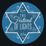 Star des David Festival of Lights Blue Hanukkah Runder Aufkleber<br><div class="desc">Ein großer kobaltblauer Star von David ist das Herzstück dieses Aufklebers, der auf einem hellblauen Hintergrund gedruckt wird. Die Worte "The Festival of Lights" drucken im Stern mit Wirbel, die sowohl innen als auch nach außen vom Stern ausstrahlen, um einen schönen Hanukah-Gefallen zu schaffen. Gut als Umschlag oder Geschenk Siegel...</div>