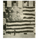 Star Spangled Banner: American Flag on Display Fotoskulptur Ornament<br><div class="desc">Die Menschenmenge drückte vorwärts, ihre Augen zeichnete zur kolossalen Fahne und dehnten sich gegen die Seite des Gebäude aus. Es war ein Anblick zu sehen, seine immense Größe, die sogar die größten Figuren in der Menge in den Schatten stellt. Die verblassten Streifen und Sterne, einst lebhaft, trugen nun die Spuren...</div>