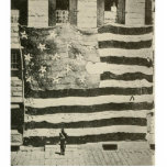 Star Spangled Banner: American Flag on Display Freistehende Fotoskulptur<br><div class="desc">Die Menschenmenge drückte vorwärts, ihre Augen zeichnete zur kolossalen Fahne und dehnten sich gegen die Seite des Gebäude aus. Es war ein Anblick zu sehen, seine immense Größe, die sogar die größten Figuren in der Menge in den Schatten stellt. Die verblassten Streifen und Sterne, einst lebhaft, trugen nun die Spuren...</div>