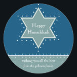 Star von David Hanukkah Geschenksticker Runder Aufkleber<br><div class="desc">Der Best Award von heute - 7. Oktober 2010 Ein Stern von David, der von weißen Punkten umrissen wurde, dient als Rahmen für Ihre persönliche Urlaubsstimmung. Was für ein großartiger Hanukkah-Aufkleber, um Geschenke für den Lehrer Ihres Kindes, den Briefträger, Türsteher oder Lieferant zu platzieren. Erhältlich in alternativen Farben mit passenden...</div>