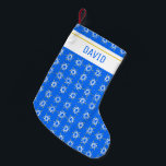 Star von David Hanukkah Pattern Blue CUSTOMIZE IT Kleiner Weihnachtsstrumpf<br><div class="desc">Passen Sie diesen Strumpf mit einem Namen oder einem anderen Text an. Zeigen Sie Ihre Liebe für die Ferien. Hand von mir gezeichnet! Karo in meinem Shop für viele weitere Artikel wie Packpapier,  Kissen,  Handtücher und Geschenkpackung auch!</div>