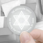 Star von David Imitats Silver Foil Rücksendeadress Runder Aufkleber<br><div class="desc">Fügen Sie den perfekten Urlaub, Einladung, oder danke Ihnen Card Finishing Touch mit diesen eleganten weißen und Imitate silberne Folie glänzende Rücksendeadressen-Aufkleber / Umschlag Aufkleber. Alle Texte können einfach mit Namen und Adresse angepasst werden. Das Design besticht durch einen stilvollen geometrischen Star von David mit einfacher moderner Typografie in einem...</div>