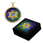 Star von David - Magen David Vergoldete Kette<br><div class="desc">Tief blaue,  lila und grüne Galaxie mit dem Stern von David. Wenden Sie dieses Bild auf den Halsketten-Stil Ihrer Wahl an und fügen Sie Ohrringe hinzu,  um das Set zu vervollständigen. Die passende Schmuckbox wird separat verkauft.</div>