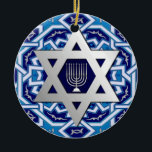 Star von David und Menorah Hanukkah Geschenk Keramik Ornament<br><div class="desc">Happy Hanukkah | Happy Chanukah. Silver Foil Star von David und Menorah Design Hanukkah Geschenkschmuck mit personalisiertem Text und Jahr. Matching Karten und Geschenke verfügbar in der jüdischen Ferien / Hanukkah Kategorie unseres Stores.</div>