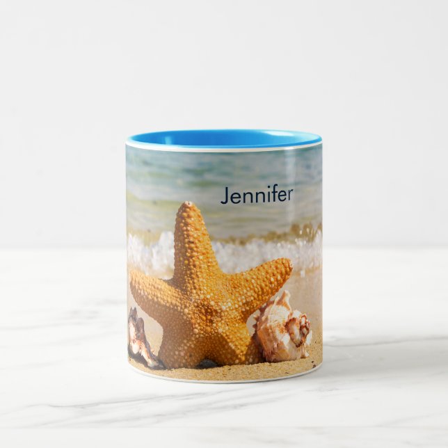 Starfish and Seashells am Strand Personalisiert Zweifarbige Tasse (Mittel)