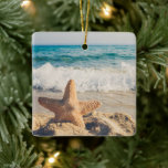 Starfish auf einem Sandy Beach Foto Keramikornament<br><div class="desc">Ein Ornament mit einem landschaftlichen Foto. Ein großes Set aus Seestern direkt am Sandstrand. Ein schönes blaues Meer mit weißen Wellen im Hintergrund.</div>