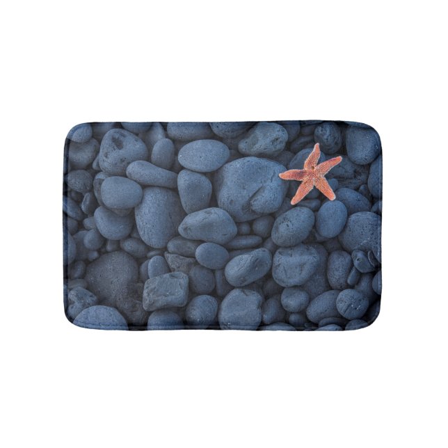 Starfish auf schwarzen Felsen entlang der Küste | Badematte (Vorderseite)
