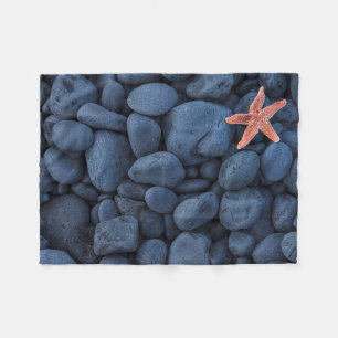 Starfish auf schwarzen Felsen entlang der Küste   Fleecedecke