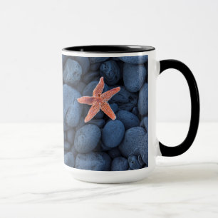 Starfish auf schwarzen Felsen entlang der Küste Tasse