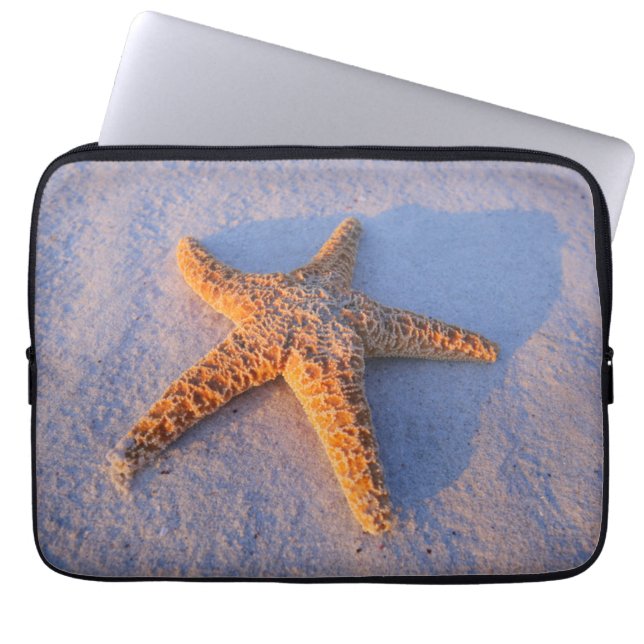 Starfish auf weißem Sand Laptopschutzhülle (Vorderseite)