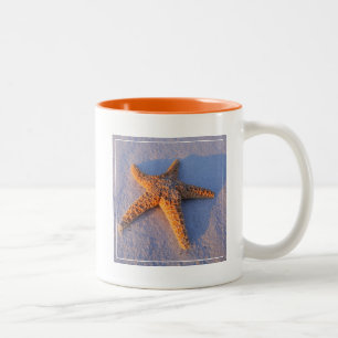Starfish auf weißem Sand Zweifarbige Tasse
