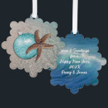 Starfish Beach Weihnachtsschmuckkarte Ornament Karte<br><div class="desc">Seas und Grüße starfische Weihnachtskarte,  um am Baum hängen. Doppelseitig mit Aqua-blauen Ornamenten und Seestern-Design über einen tropischen Strand Hintergrund auf einer Seite. Fügen Sie auf der Rückseite weißen Text mit einem Gruß und Signatur über das Hintergrundbild der Meereswellen hinzu.</div>