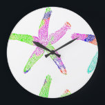 Starfish Coastal Beach Multicolor Muster weiß Große Wanduhr<br><div class="desc">Gedruckt mit einem schönen Bild von Seesternmustern in Multicoloren mit weißem Hintergrund,  ideal für Küstenstrand-themed Wohngestaltung und Strandhaus-Dekoration. Das ist ein großartiges Geschenk für alle,  die das Strandleben Lieben!</div>
