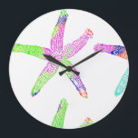 Starfish Coastal Beach Multicolor Muster weiß Große Wanduhr<br><div class="desc">Gedruckt mit einem schönen Bild von Seesternmustern in Multicoloren mit weißem Hintergrund,  ideal für Küstenstrand-themed Wohngestaltung und Strandhaus-Dekoration. Das ist ein großartiges Geschenk für alle,  die das Strandleben Lieben!</div>