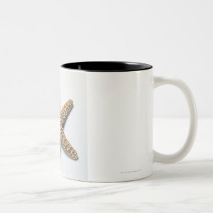 Starfish-Muschel auf weißem Hintergrund Zweifarbige Tasse