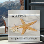 Starfish Sandy Beach House Keramik Tile Fliese<br><div class="desc">Fliese mit zwei Seestern auf dem Sand mit Wellendesign. Wunderschön für ein Strandhaus,  Küsten-Zuhause oder Strandausstattung.</div>