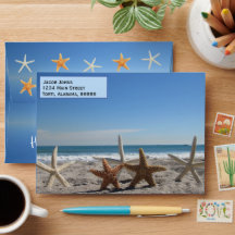 Starfish sur l'enveloppe de plage